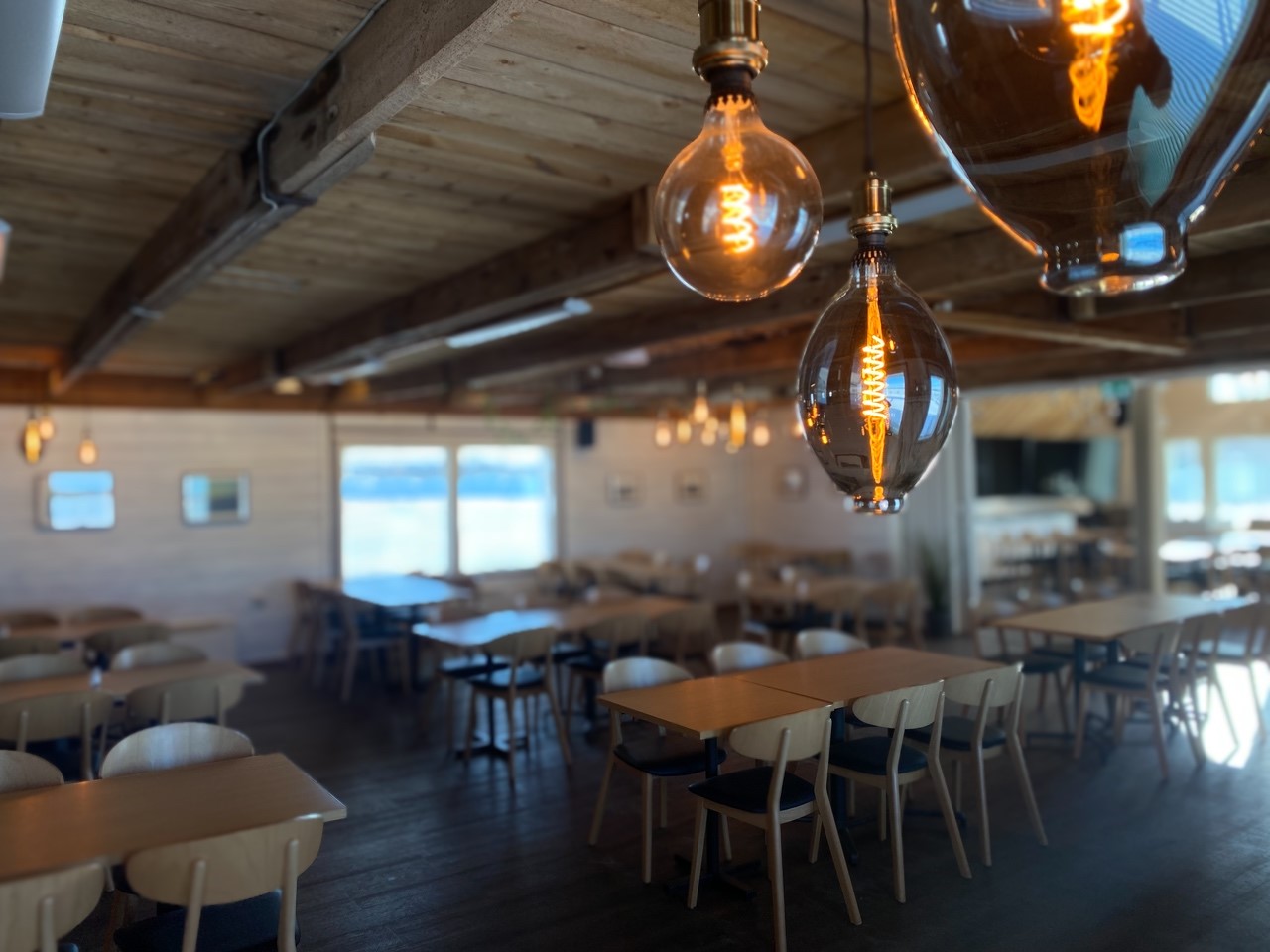 Ravintola Magasiinin sali pöytineen ja tunnelmavaloineen