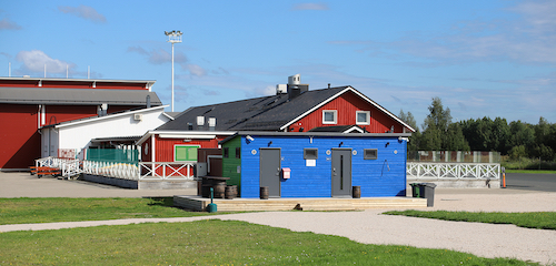 Torandan caravan-alueen huoltorakennus, jossa suihku- ja WC-tilat