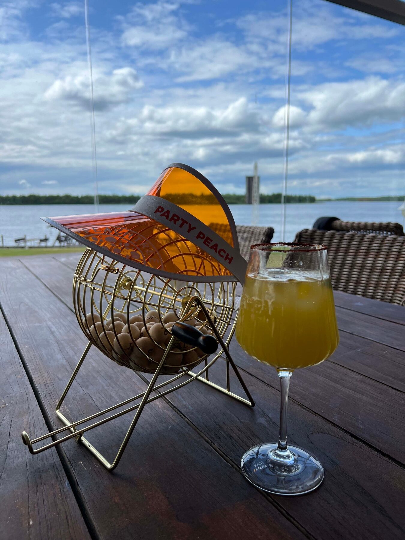 Kesäterassi ja drinkki merinäköalalla