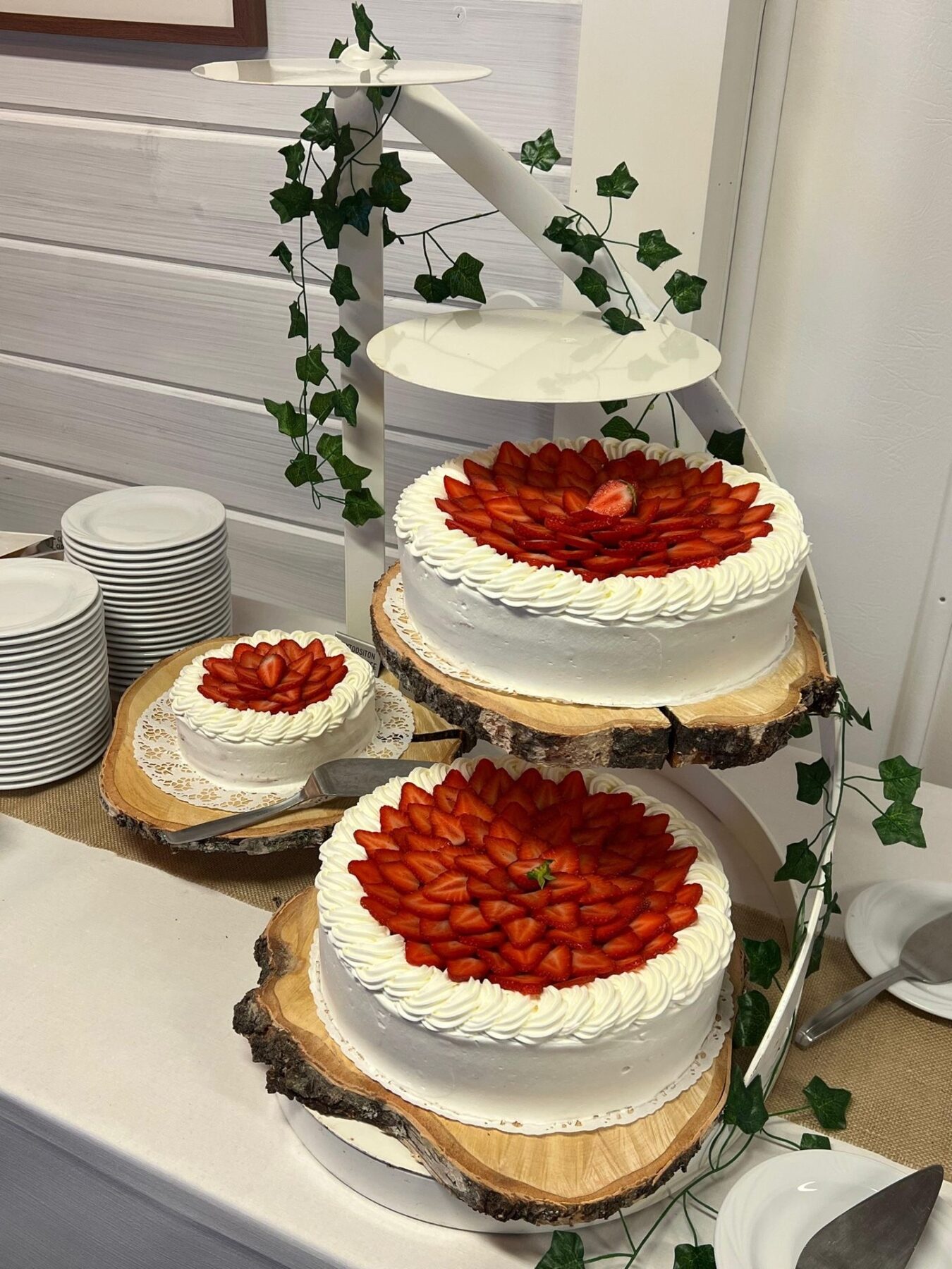 Mansikkakakut häätarjoiluissa